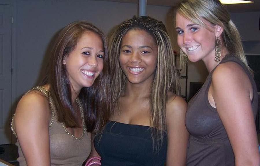 Girlfriend gallery. сестра в шортиках. обычные девушки в купальниках. любительская фотосессия девушки. Girlfriend gallery.